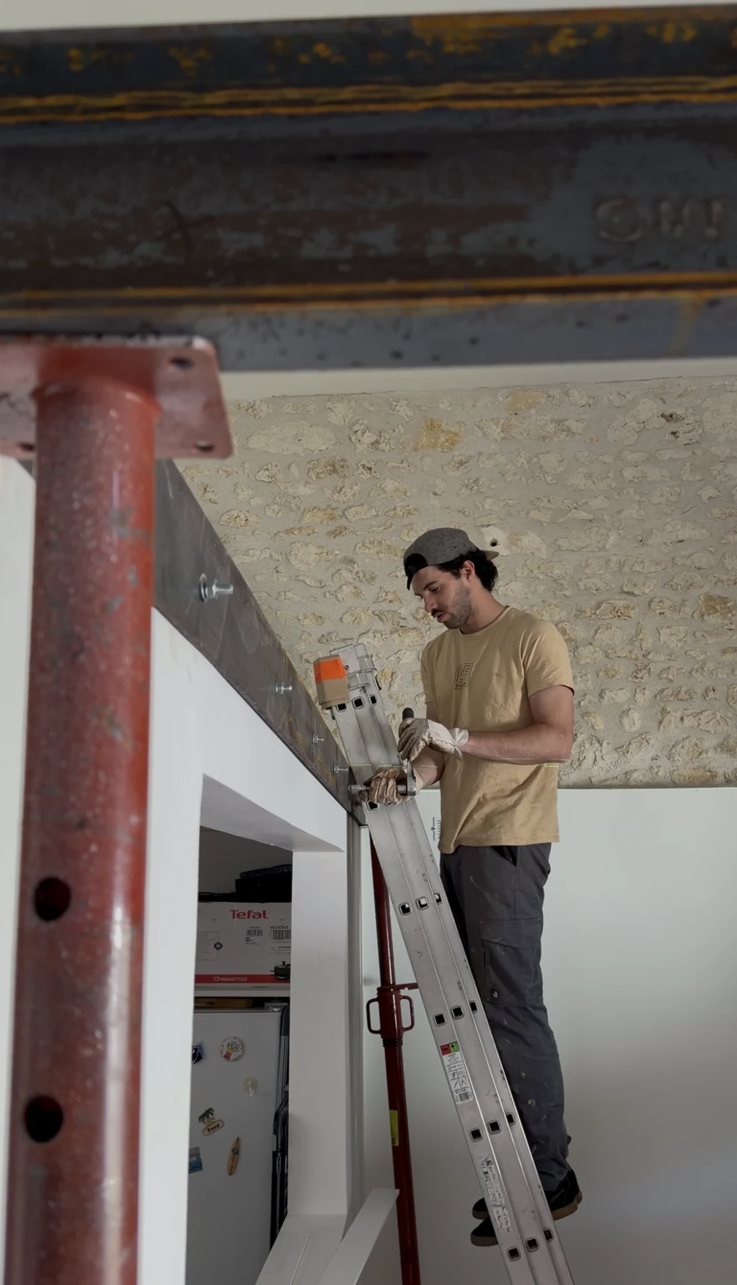 Elliot intervenant sur une structure métallique
